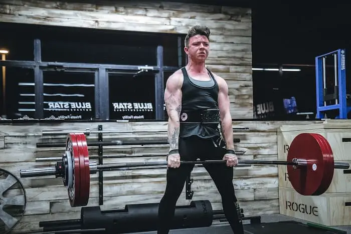 Man deadlifting, while protecting his spine.
