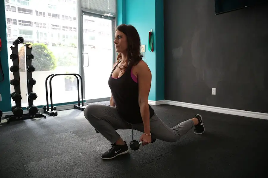 Woman doing lunges in the gym.